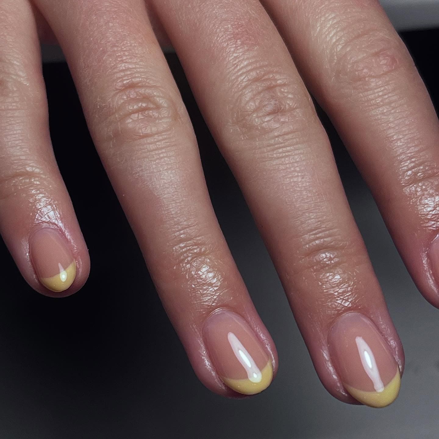 Blødt glazed neglelook af Studio Shine